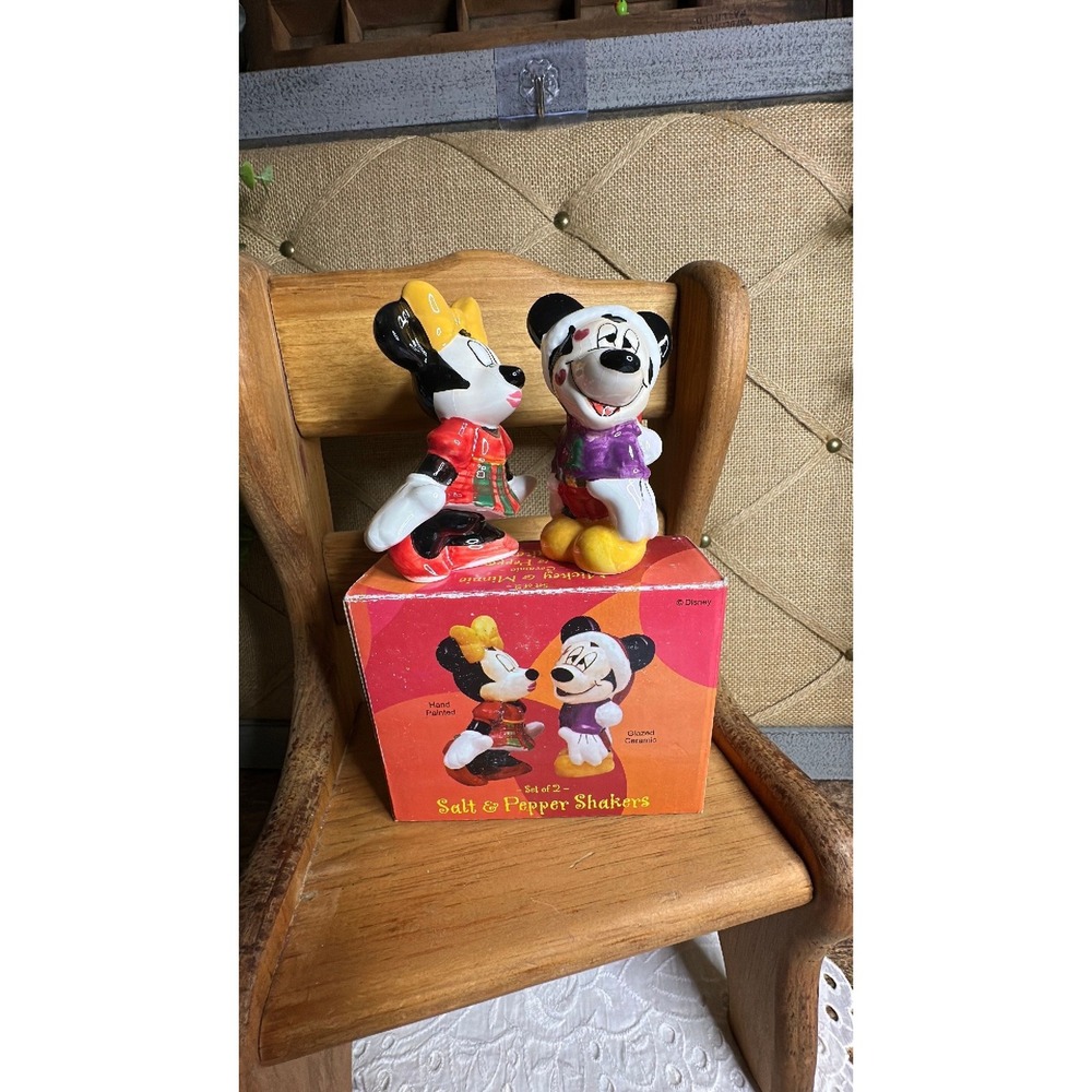 NIB Vintage 1990's Ceramic Disney Mickey & Minnie Kissing Christmas S&P Shakers